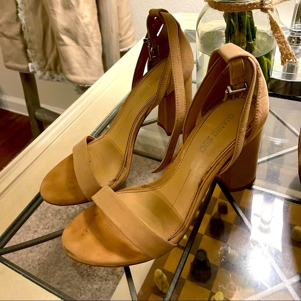 Gianni Bini beige heels